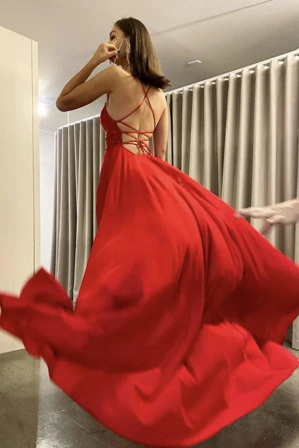Vestido de fiesta largo de gasa roja con tirantes finos y corte A